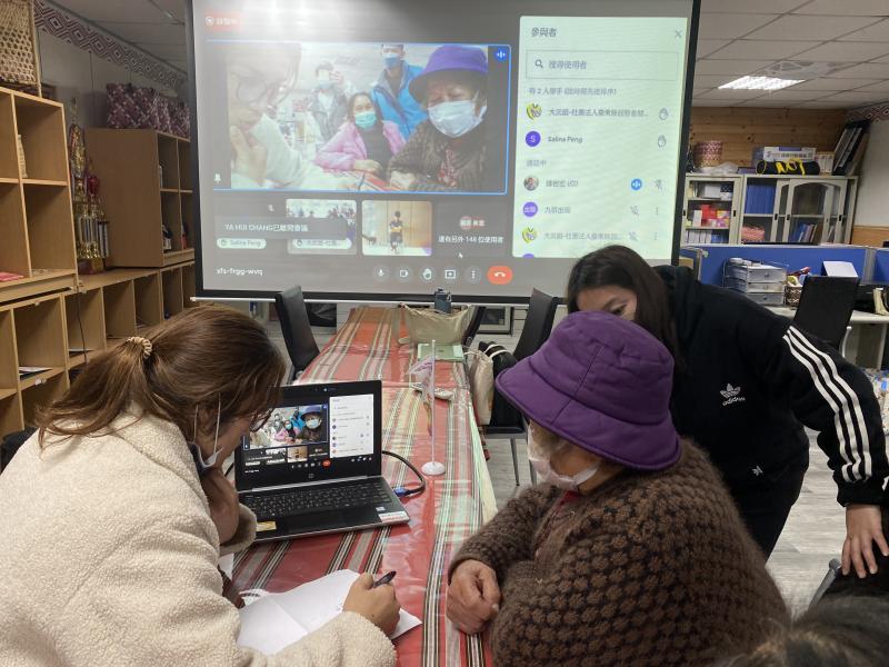 講師講解完緩解腰痛的伸展運動後，學員或是一般民眾可在團體諮詢時段提問，線上的物理治療師可以立即回覆。