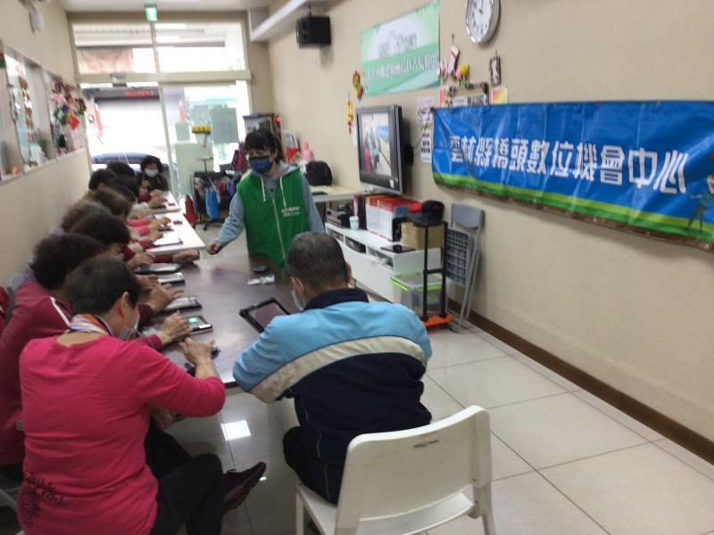 據點志工協助本課程長者學習