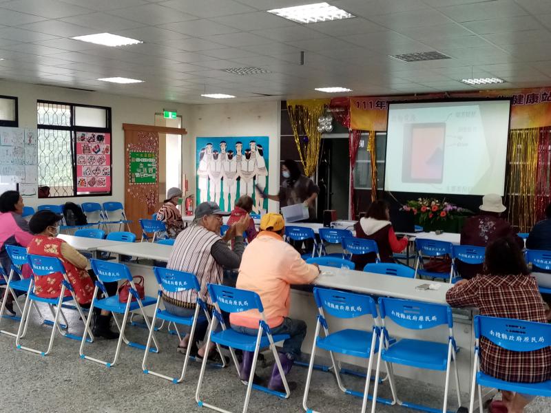 講師以簡報說明平板的使用方法