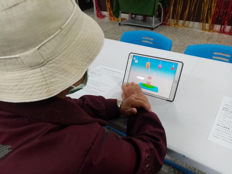 學員操作平板遊戲