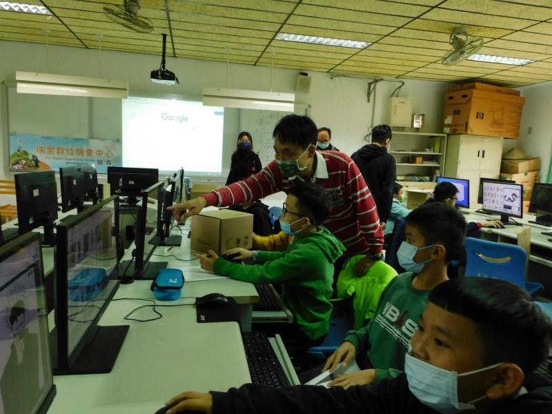 老師親自為學員個別指導雷雕儀器講解