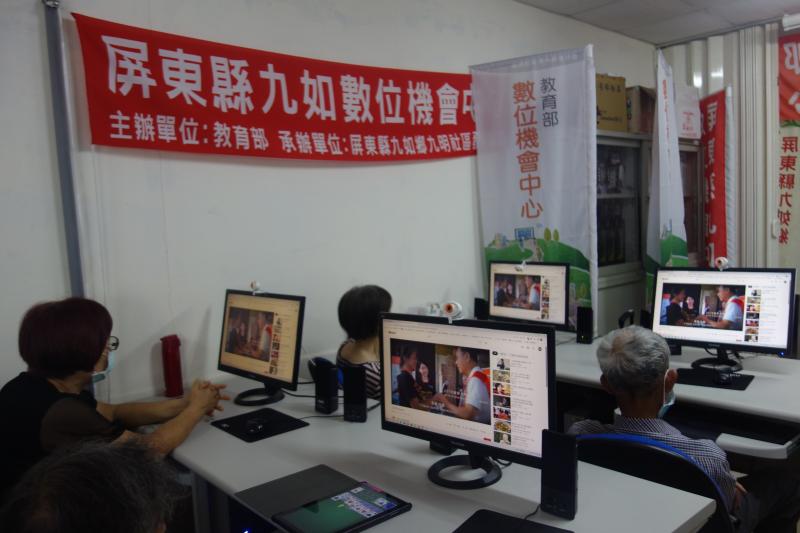 透過影片觀賞讓學員學習如何上網尋影片，進而有興趣摸索電腦世界