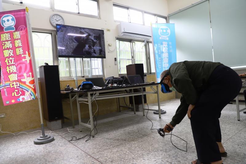 爺爺操作虛擬實境