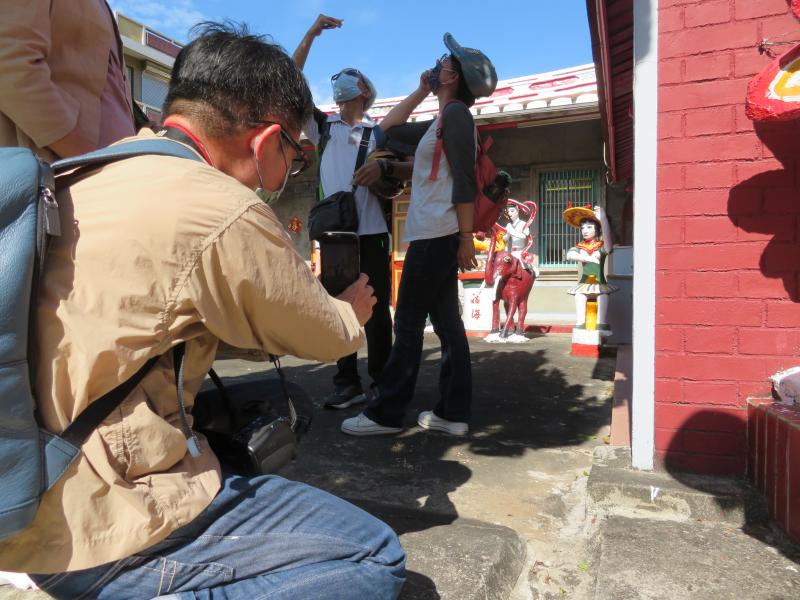 講師示範建築與人物結合拍照該注意的細節。