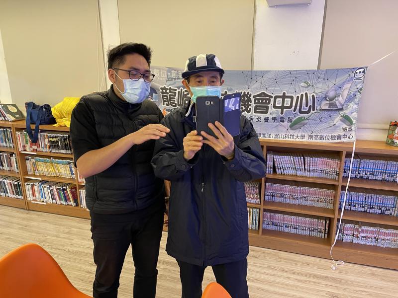 講師用手機實際操作，學員很認真的學習做筆記