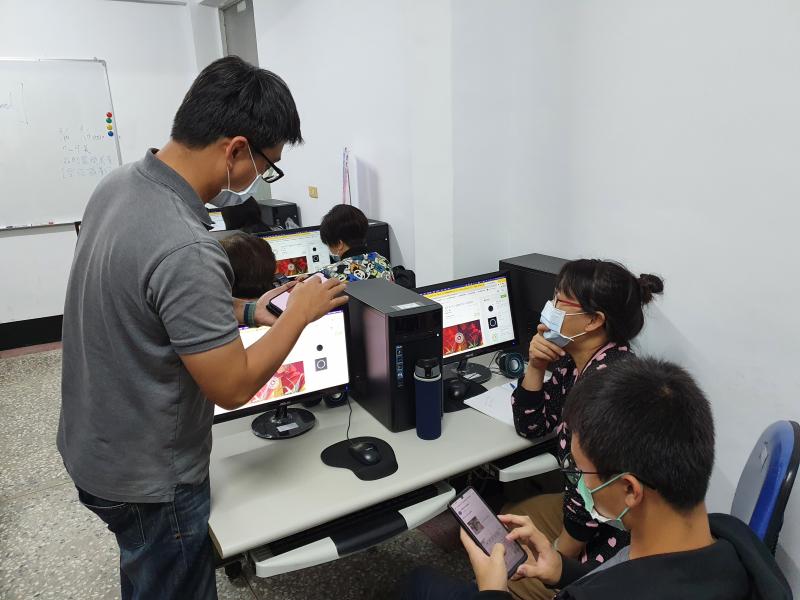 講師協助學員手機編輯app啟用及空拍照片修圖方式