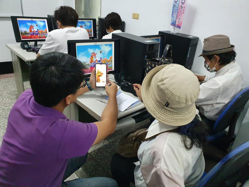 講師協助學員完成手機專屬app編輯照片