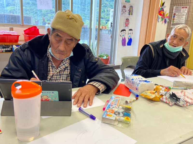 學員很認真的想及繪圖呦