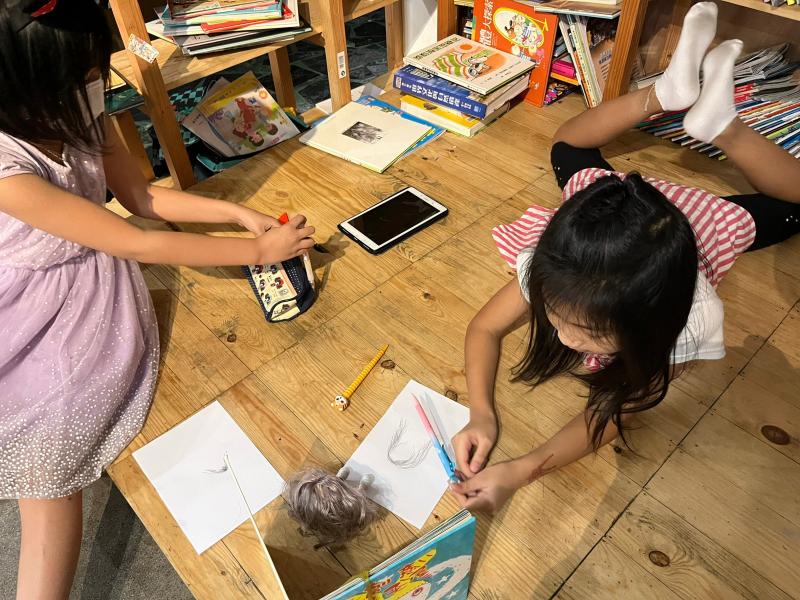 小朋友們在紙上發揮想像力與創造力，畫出自己喜歡的圖案。