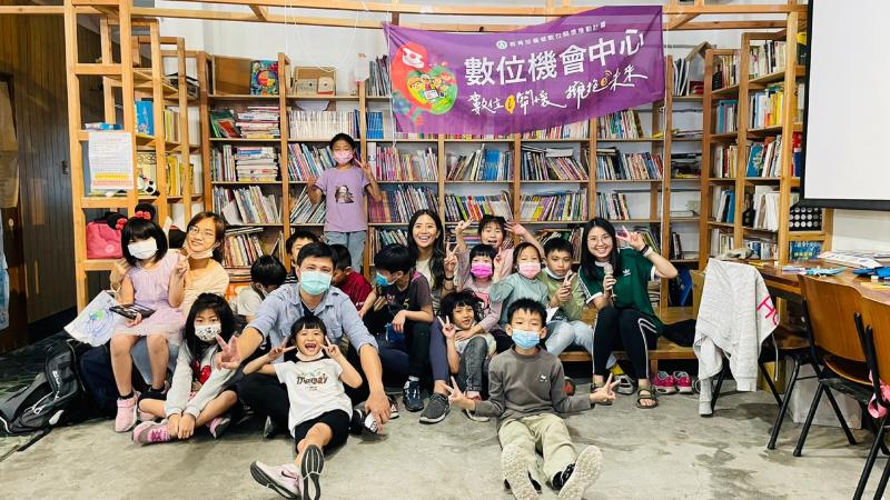 與小人一號的大合照。