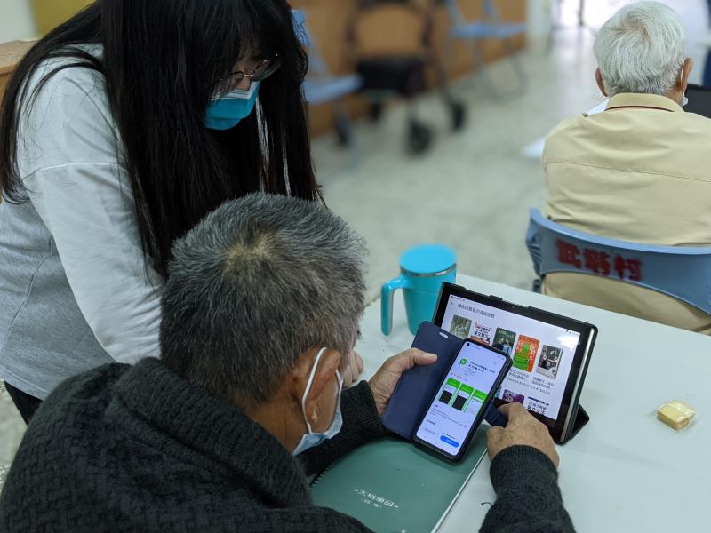 老師講課的過程駐點一一協助學員排除困難