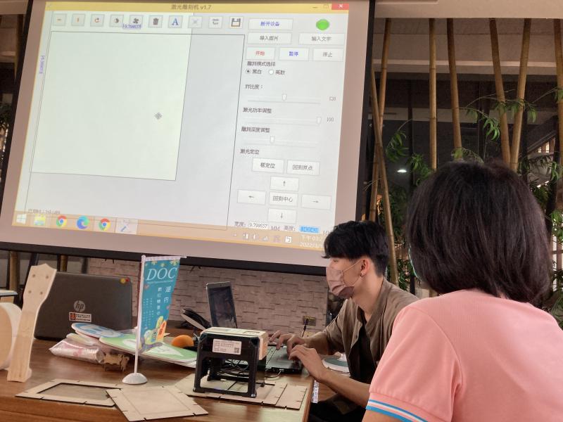 講師操作示範雷雕機應用，將繁瑣的操作設定用淺白的方式，慢慢介紹給學員