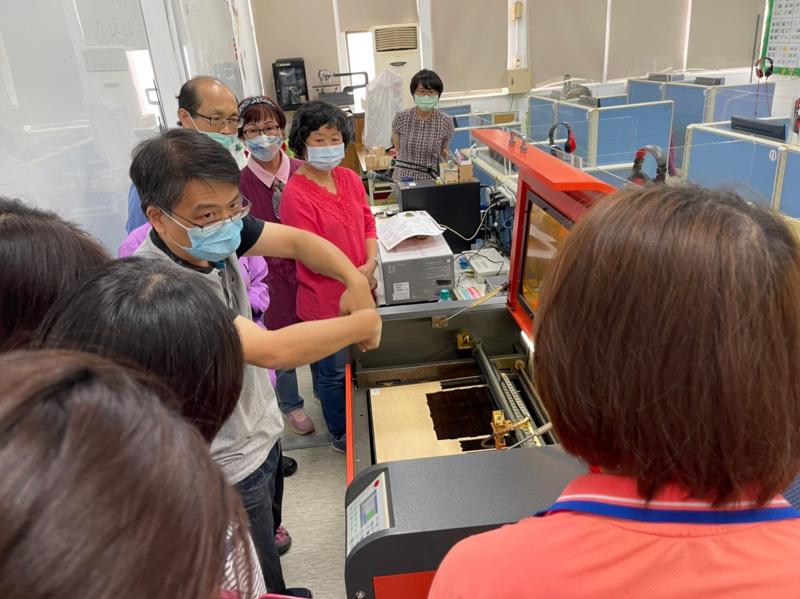 講師與學員討論課程內容