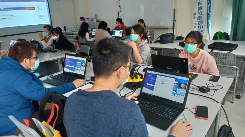 學員跟著老師的步驟一步一步的設計