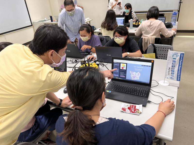 老師一步一步的介紹網頁裡置換照片的方式協助指導學員調整網頁內容