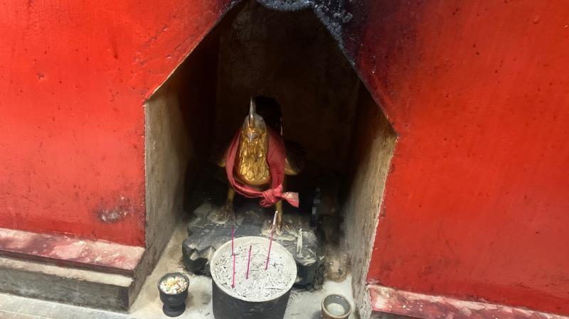 潮州傳奇故事 四春雞爺影像紀錄四春三山國王廟奉祀雞爺，全台少見，相傳三山國王廟原址在四塊厝的「下頭」，有隻金雞每天早晨沿路啼叫到東門頭，告知庄民天亮了，但庄民從未見過金雞；另一說法，每逢庄中災難時，金雞會從下頭一直提叫到東門頭，以示庄民，時