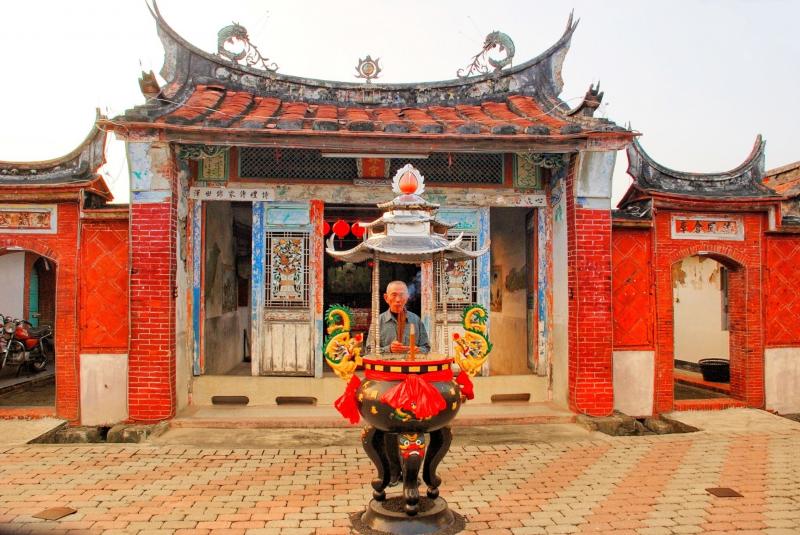 潮州鎮百年古蹟朝林宮朝林宮為潮州鎮泗林里、四春里及崙東里，3個里的聯合莊頭廟。屬於傳統建築中閩南式廟宇類型，主祀太子爺李哪吒。本廟為中壇元帥所鎮守，另有東、西、南、北等四營與朝林宮形成傳統閩南聚落之五營節結界守護方式。朝林宮除了具有傳統建築