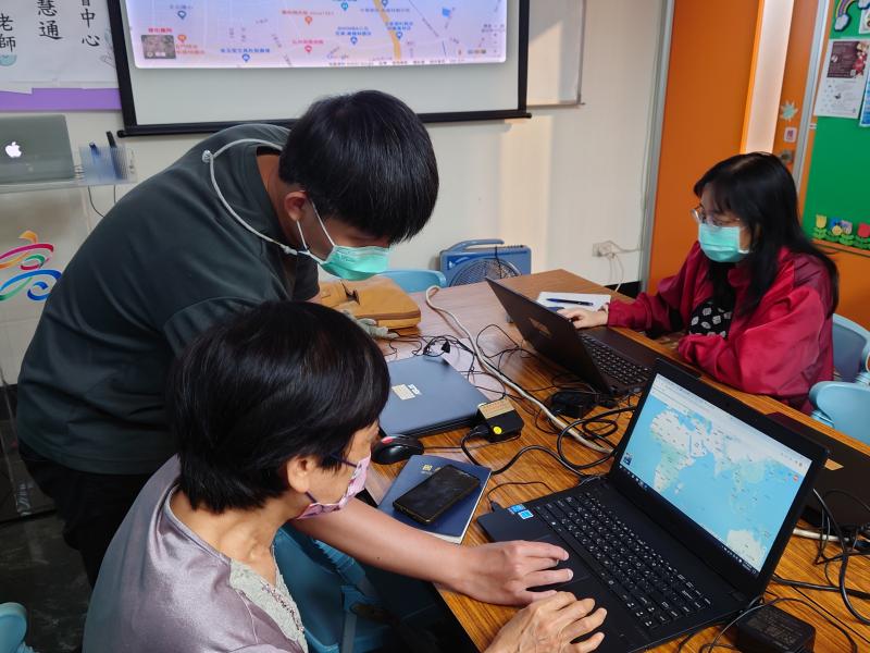 老師指導學員操作Google地圖的運用