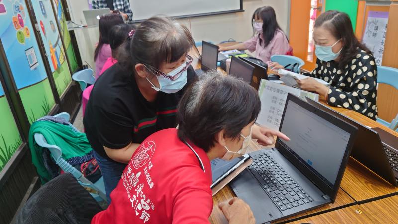 學員彼此交流學習操作幫助彼此學習成長