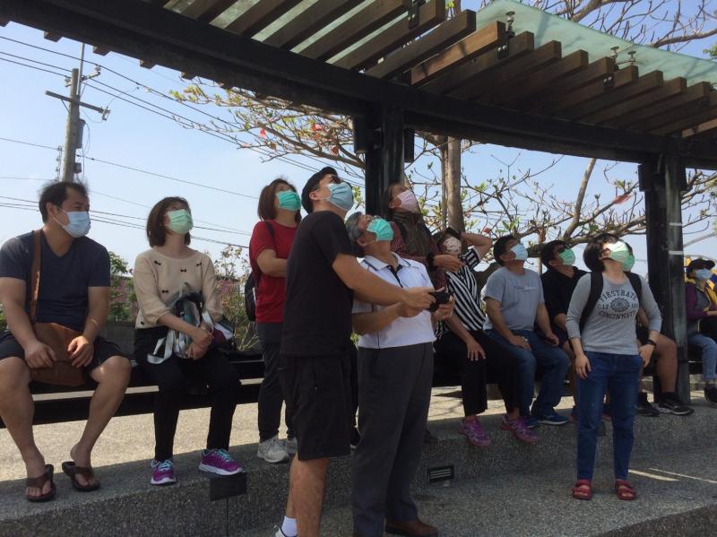 講師一一指導同學操作空拍機