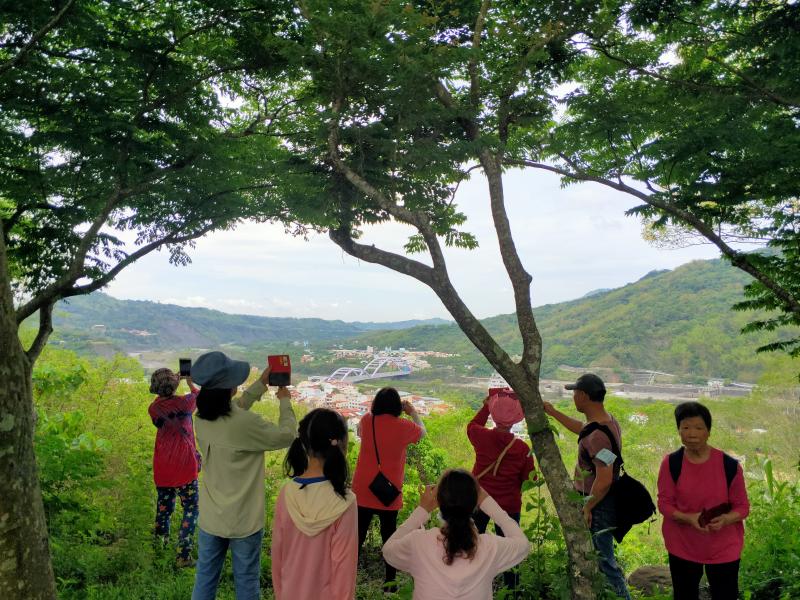 讓學員們練習由高處拍攝的技巧