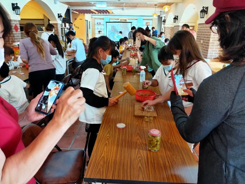 學員們練習拍攝手作畫面