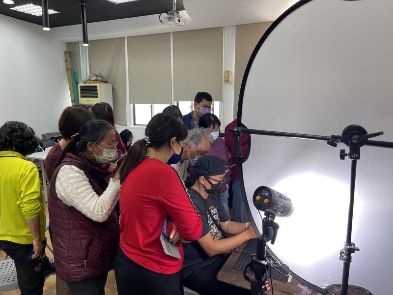 講師指導學員練習中