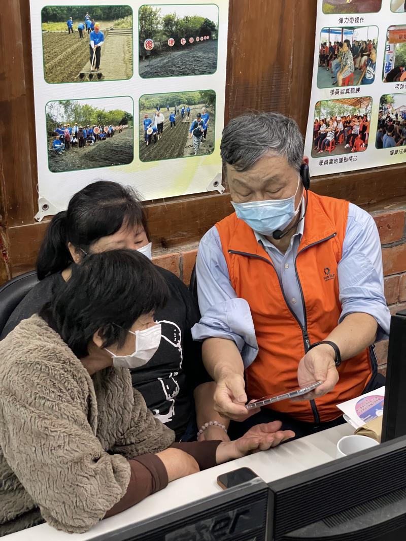 學員操作遇困難，老師現場協助