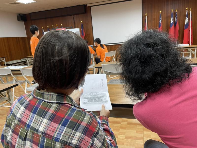 正式錄音前,  學員先順稿,等會上場錄音練稿更順暢