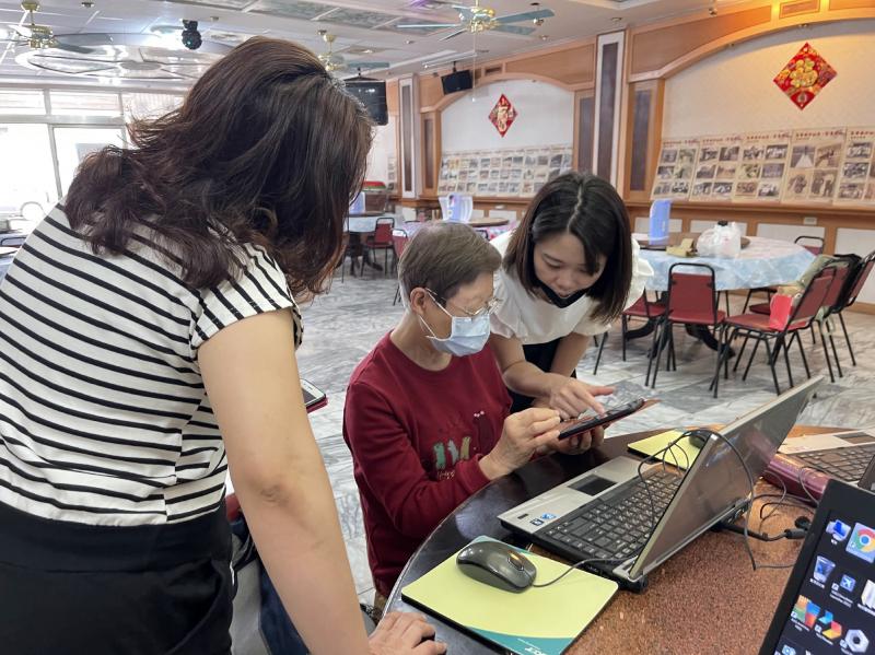 講師指導學員練習中