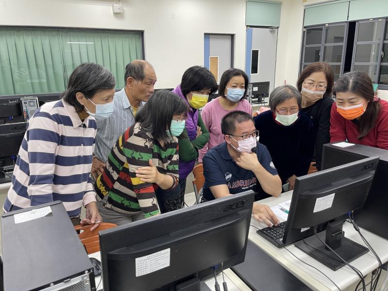 講師指導學員上課練習情形