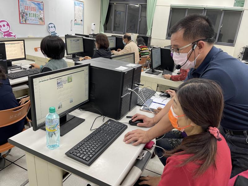 講師指導學員練習中