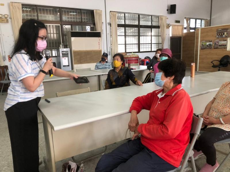 講師在與長者討論日常生活中常見的人中智慧應用