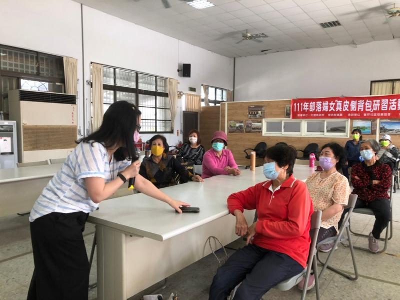 講師用手機查詢智慧家電與長者分享