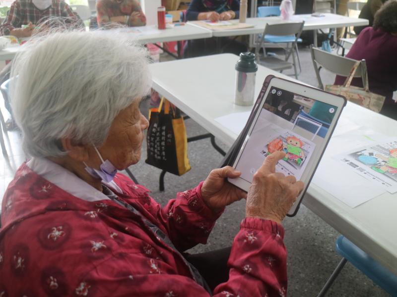 長輩看到自己畫的圖變成平板電腦上的主角超驚喜的!!