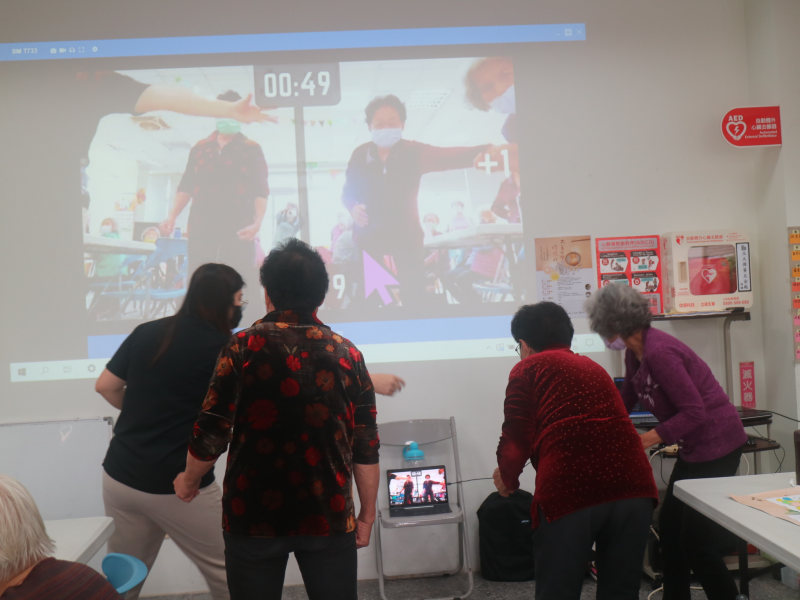 長輩們跟著AR一起動一動,歡笑聲也不間斷,身體健康啦!!