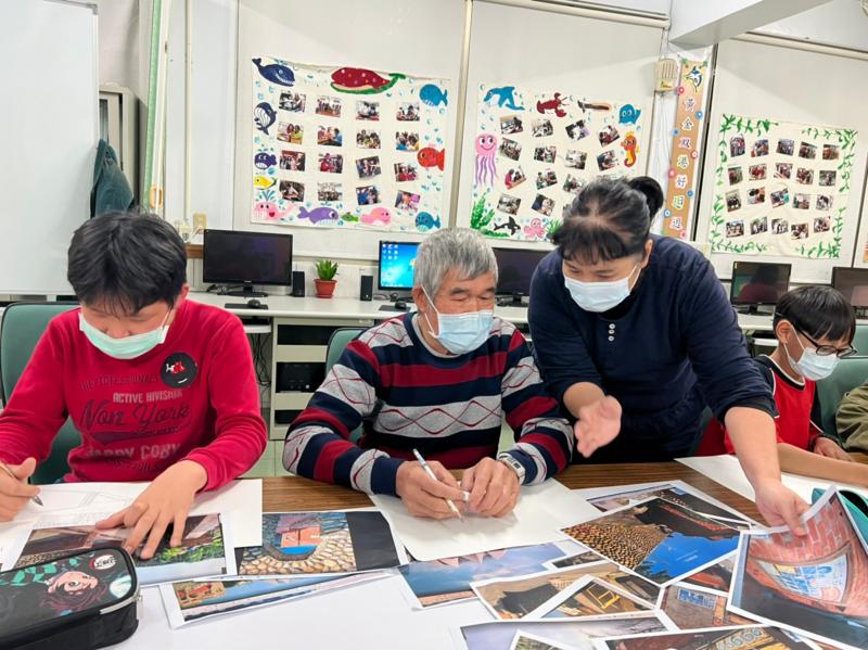 長幼學員利用Google搜尋家鄉照片,老師教導長輩參考照片將特色景點手繪至畫紙上