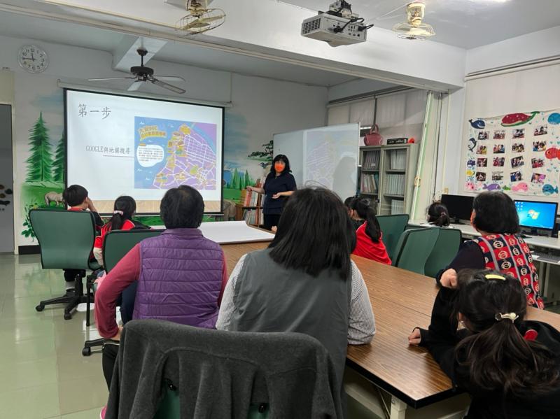 課堂上講師教導長幼學員繪製家鄉特色地圖