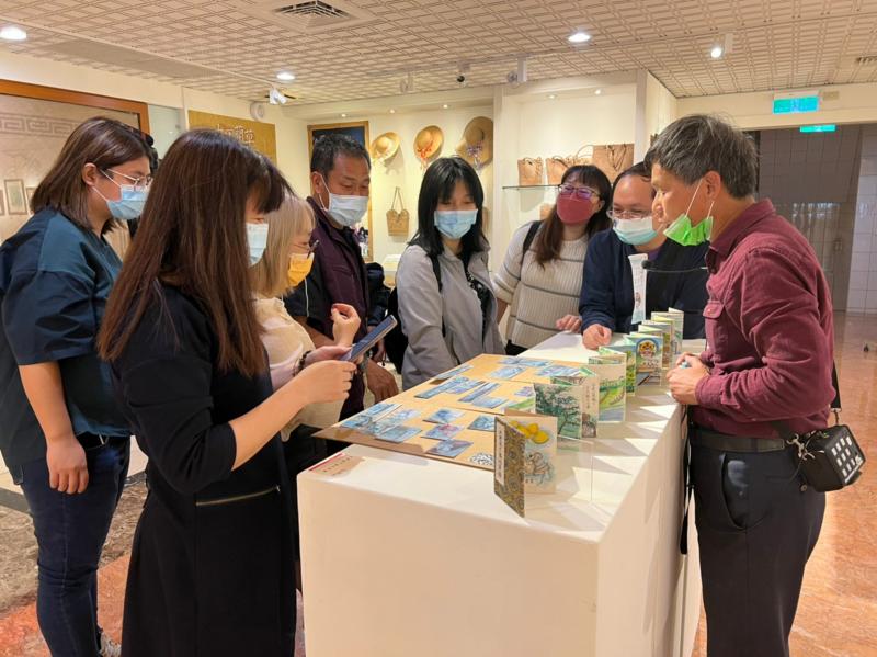 利用手機掃瞄QR連結張老師臉書尋找答案.將甲.安.埔舊照片拼在正確的區域板上