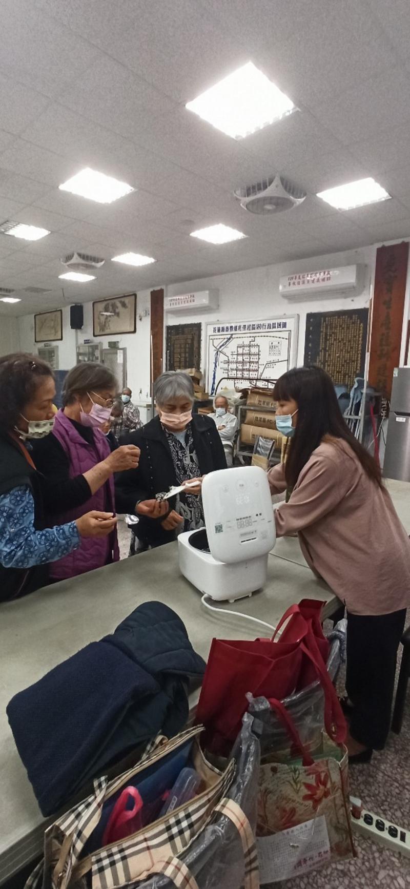 講師在跟長者介紹電鍋的使用方式