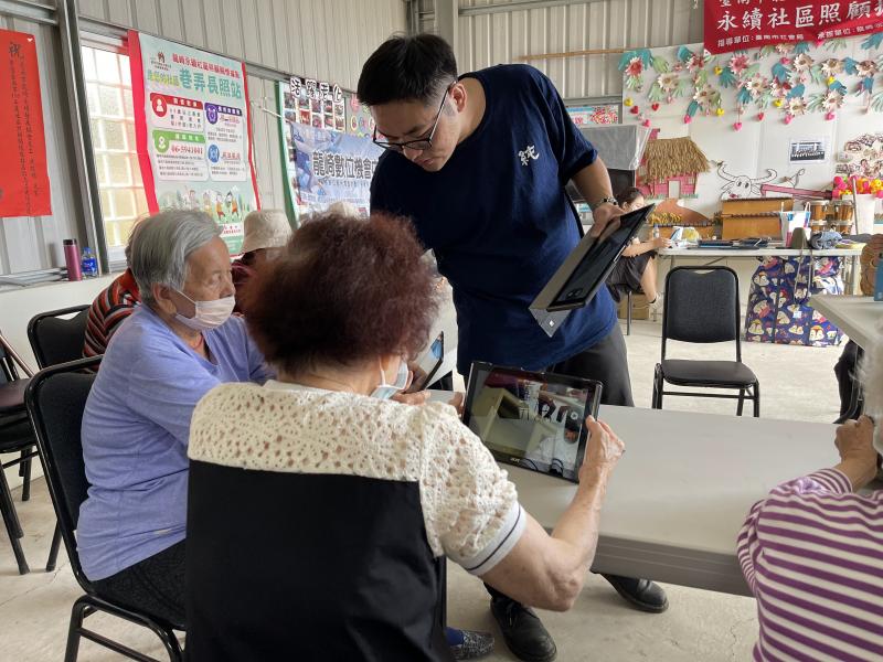 講師說明如何用平板(手機)進行拍照功能