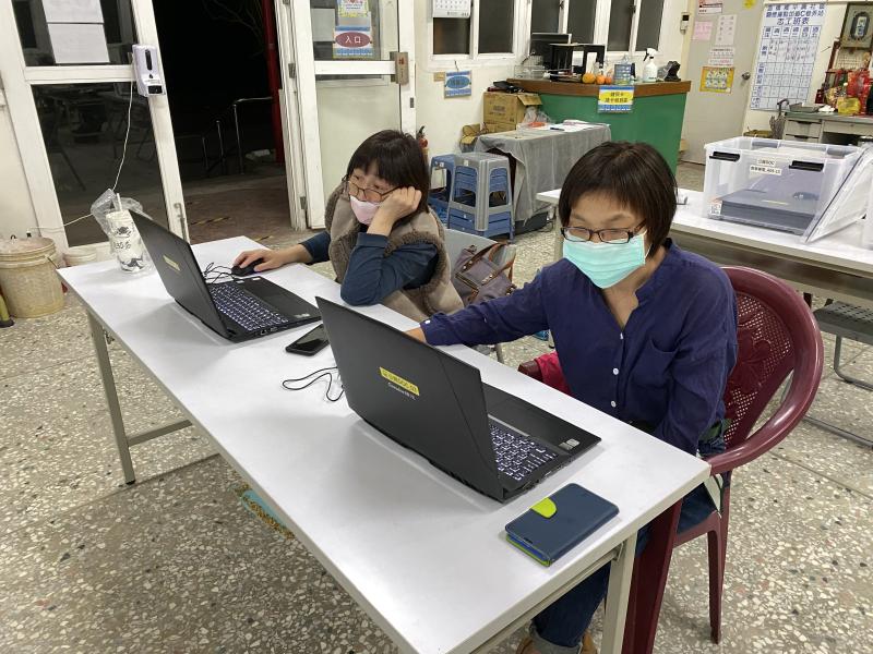 手動雷雕設計作品。