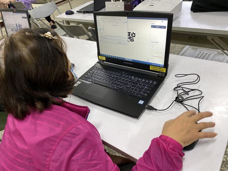 製作雷雕鑰匙圈。