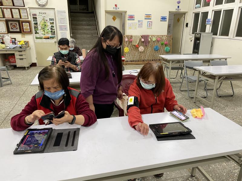 血壓計實際量測操作。