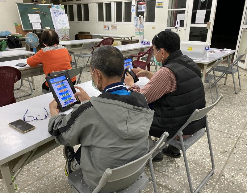 利用平板下載路況查詢APP。