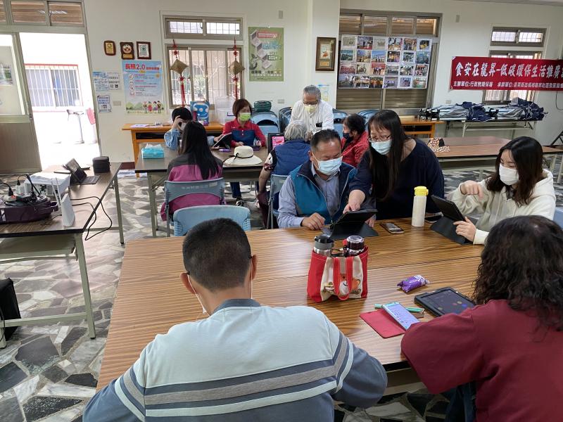 指導學員如何利用平板導航規劃並定位。