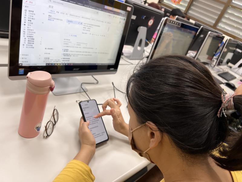 google很多隱藏性功能，值得善加利用，學員立刻拿起手機同步操作。