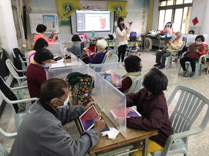 認真上課的阿伯!