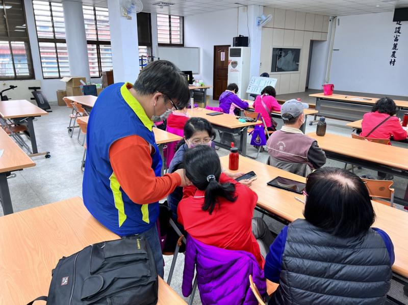 老師教導學員使用手機與平板