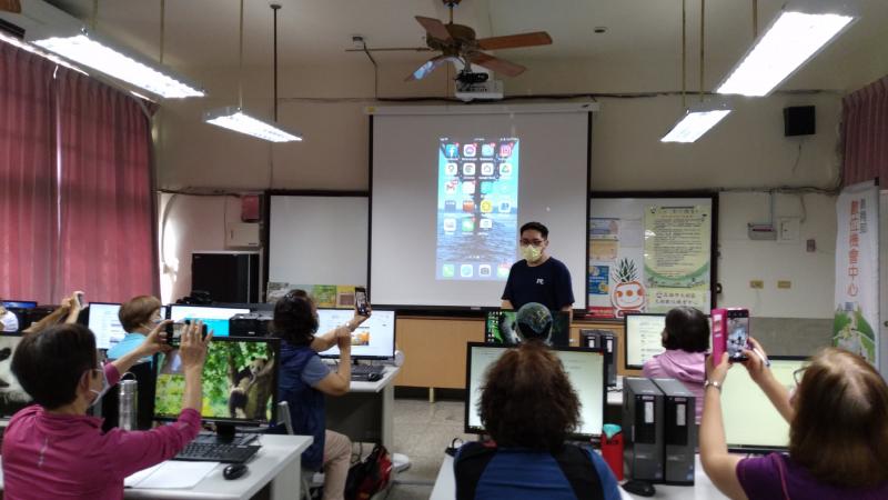 拿起自己的手機拍拍看